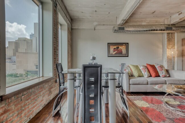 Building Photo - 500 S Ervay St