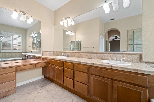 Building Photo - Beautiful & Spacious Single Level Eastlake...