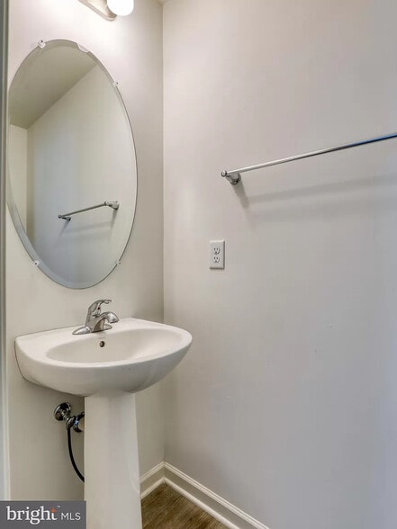 Building Photo - 658 Thumper Dr