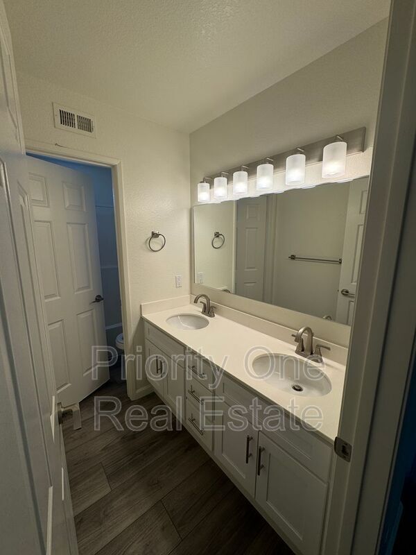 Building Photo - 560 Calle Capistrano