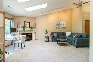 Building Photo - 3720 Timberline Dr NE