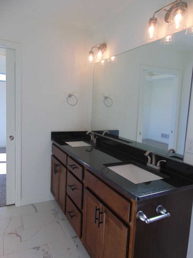 Building Photo - Sensational 3 Bed 2 Bath House!