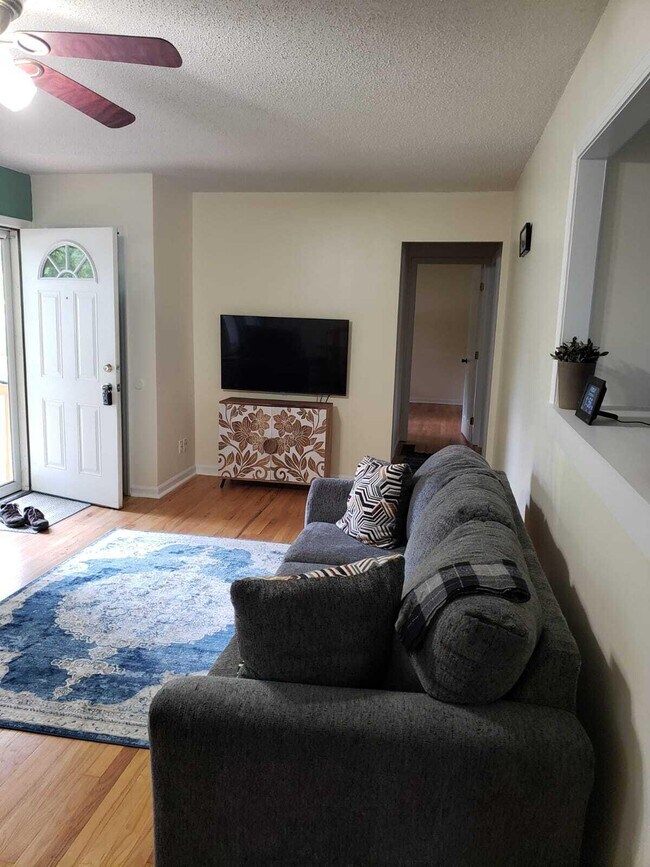 Building Photo - 1053 Pine Tree Dr