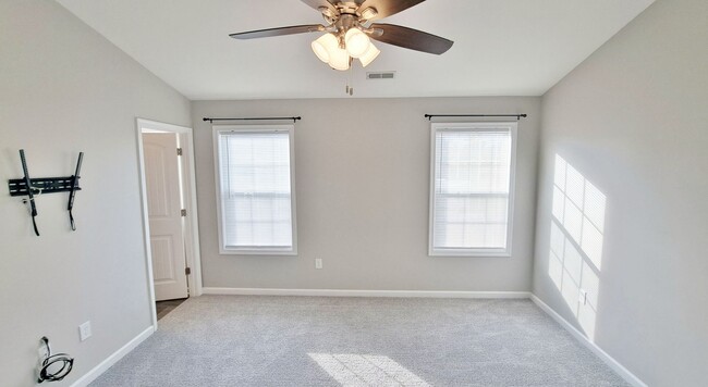 Building Photo - 3 Bed / 2-1/2 Bath Single Family Townhome w/1-Car Garage