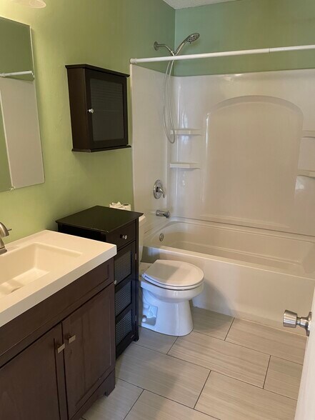 Full bathroom - 3408 NE 67th St