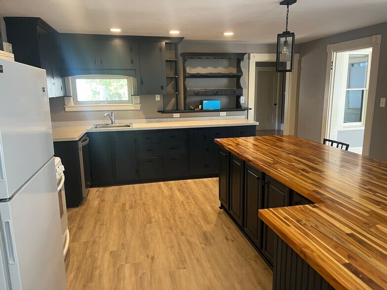 Building Photo - 459 Mill St