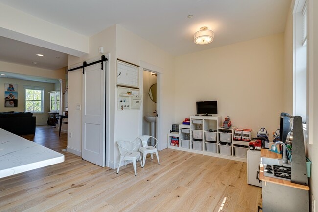 Building Photo - 30 Cate St