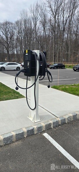 Building Photo - 211 Henderson Rd