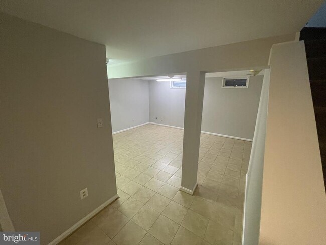 Building Photo - 9412 Chippenham Dr