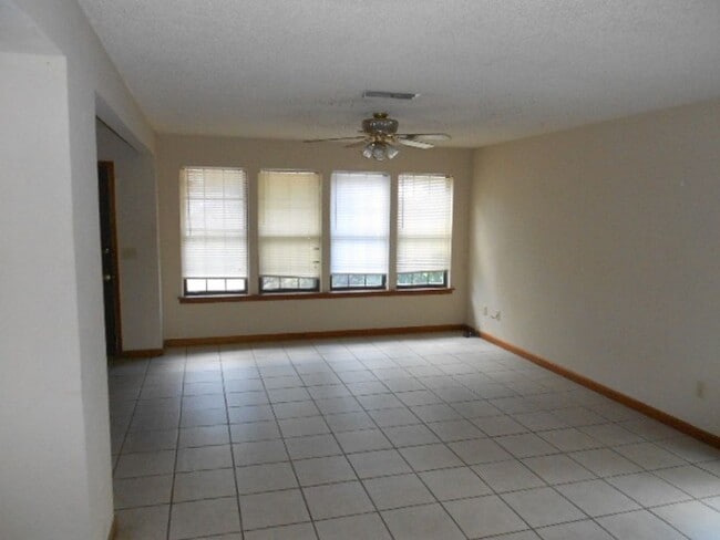 Building Photo - 3 Bedroom, 2.5 Bath off of Mission Road! Available August 2026!