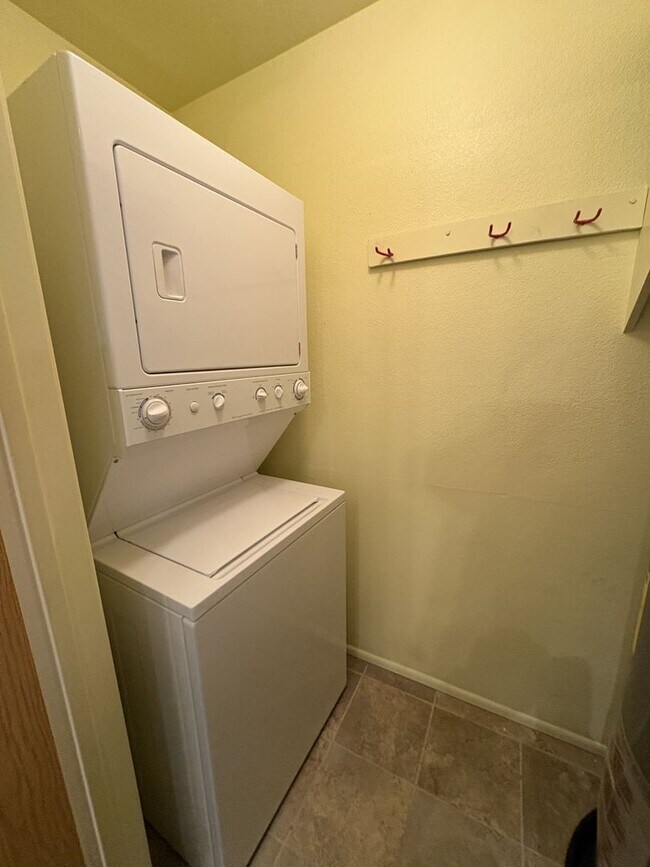 Building Photo - East side condo with community pool/spa/assigned covered parking place