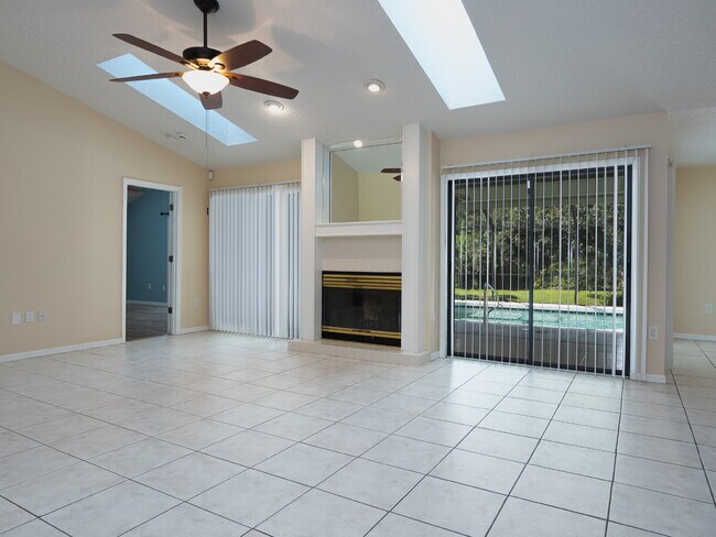 Building Photo - Enjoy Florida living in this spacious 3BR/...