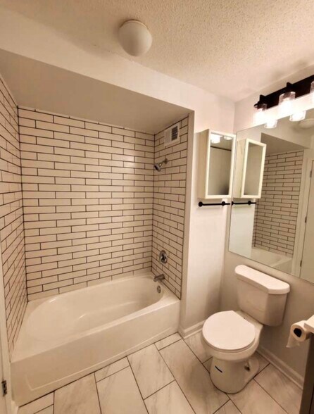 Building Photo - 400 N La Salle Dr