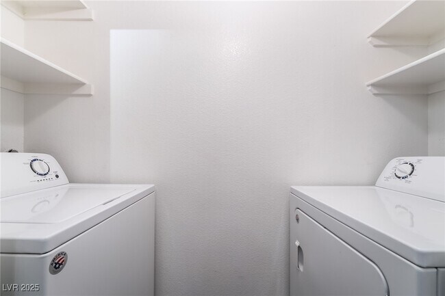 Building Photo - 950 Seven Hills Dr