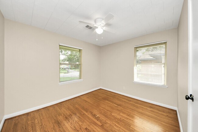 Building Photo - 2215 Gardenia Dr