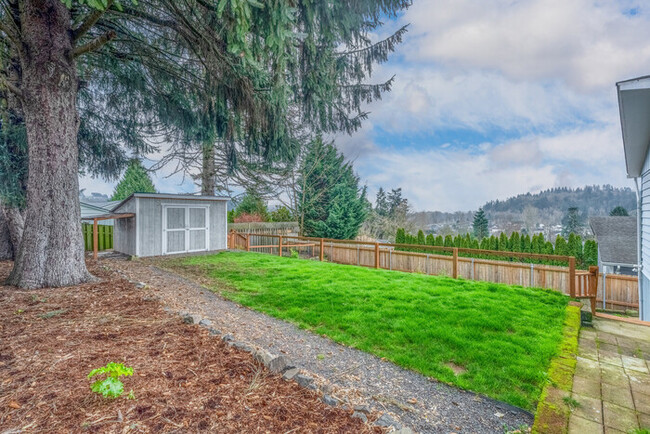 Building Photo - LARGE FOUR BEDROOM HOME WITH TWO KITCHENS