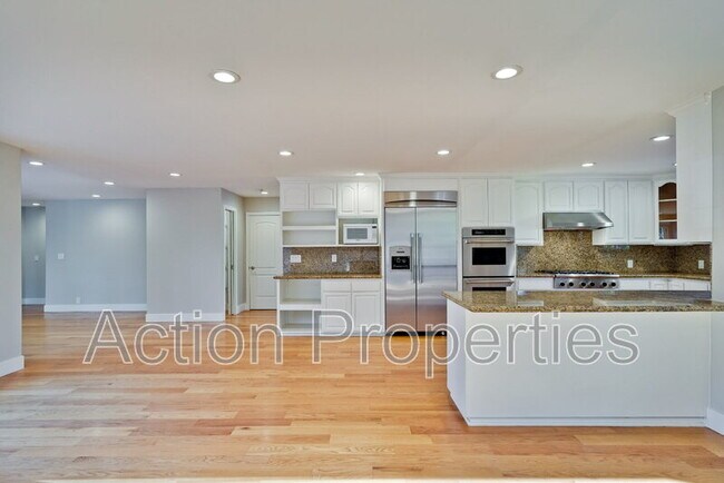 Building Photo - 261 Langton Ave