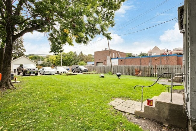 Building Photo - 365-367 Smith Ave N