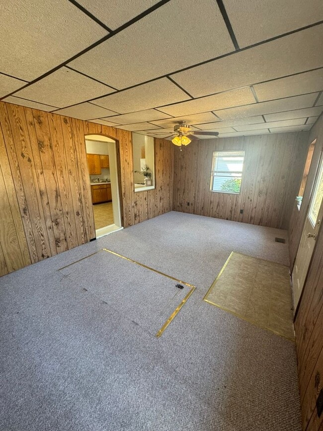 Building Photo - Available now 2 bed/1 bath
