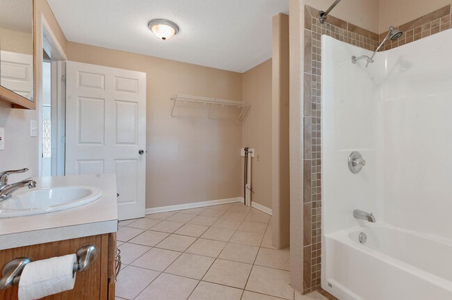 Building Photo - 725 Michigan St