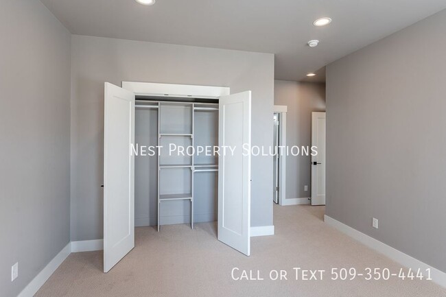 Building Photo - 1213 Rd F .2 NE