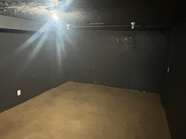 Building Photo - Large three bedroom condo for rent.