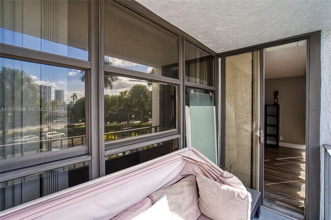 Building Photo - 400 Leslie Dr