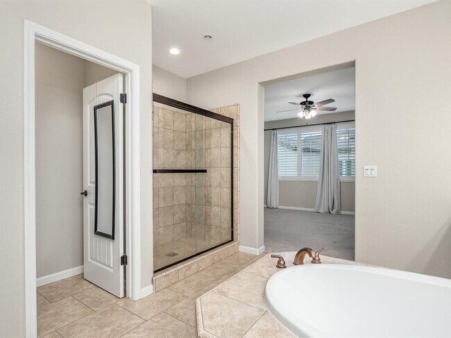 Building Photo - Newly Built 5 Bedroom Home Near Clovis East