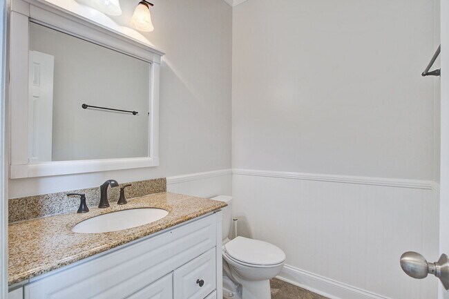 Building Photo - 207 N Pembroke Dr