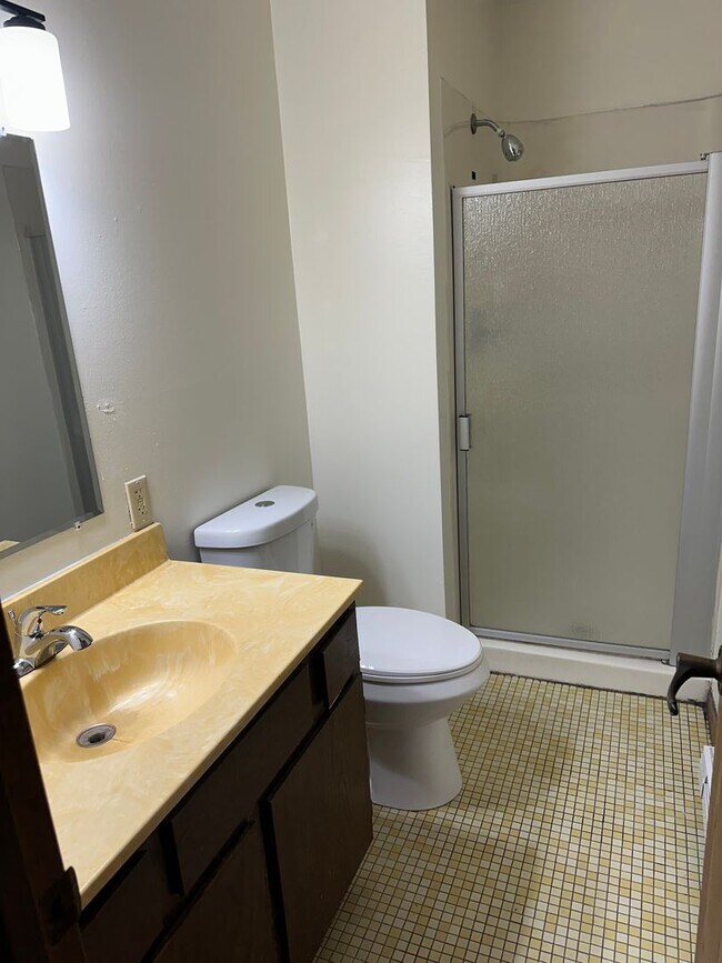 Building Photo - 2 BR 2 BA with Balcony Garage Included