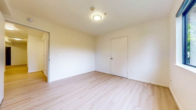 Building Photo - Bright and Beautiful 4 bedroom 2.5 Bath with large enclosed back yard and close proximity to Mari...