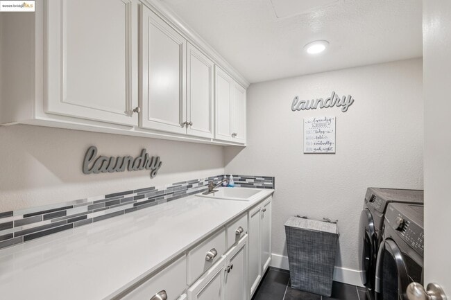 Building Photo - 6733 Skyview Dr