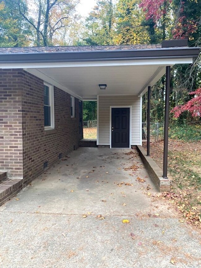 Building Photo - 100% Renovated! 3 Bedroom/1.5 Bathroom!