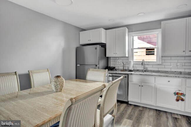 Building Photo - 15 N Victoria Ave