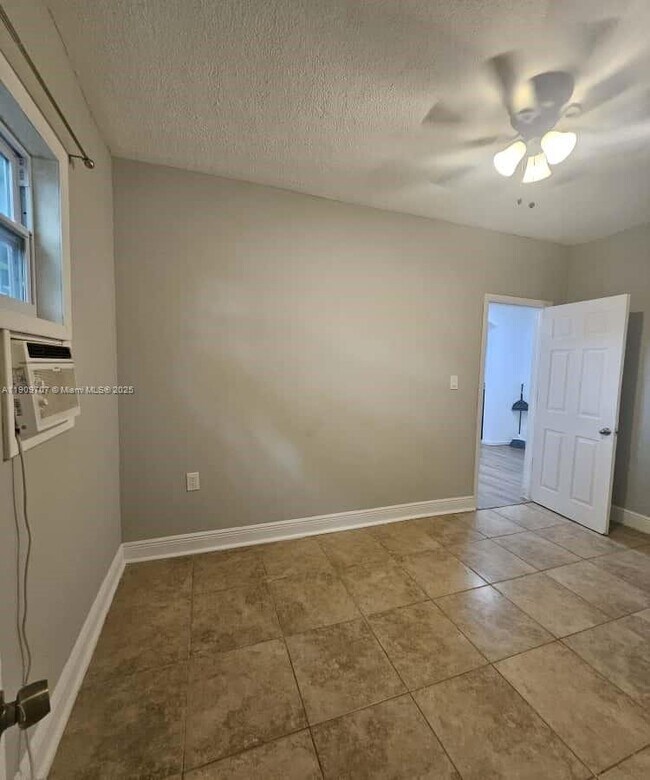 Building Photo - 1008 N 18th Ct