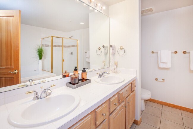 Building Photo - Evolve Real Estate: 3-6 Mos Lease Only Large Fully Furnished Condo Walking Distance to Keystone V...