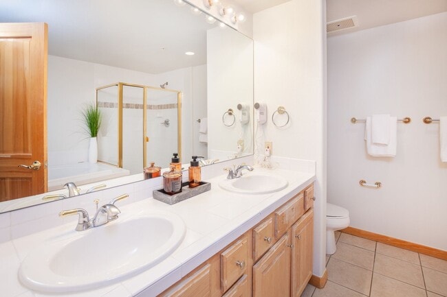 Building Photo - Evolve Real Estate: 6 Mos Lease Only Large Fully Furnished Condo Walking Distance to Keystone Vil...