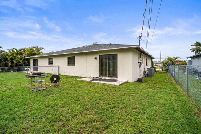 Building Photo - Stunning duplex offers two spacious bedroo...