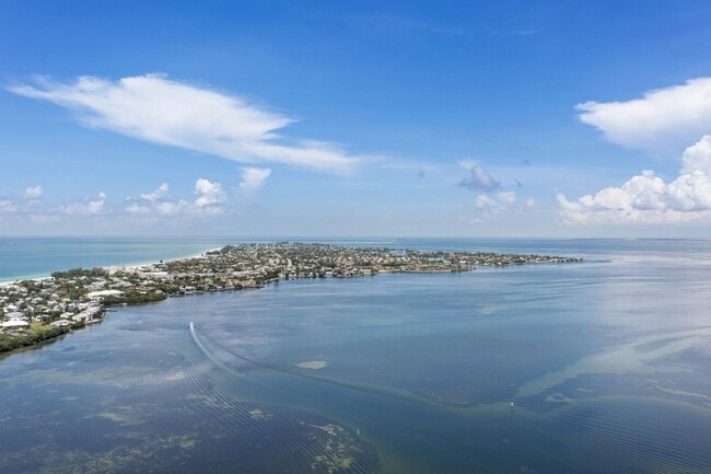 Building Photo - Monthly  FUN Furnished Bradenton, FL Rental VACA or Short term