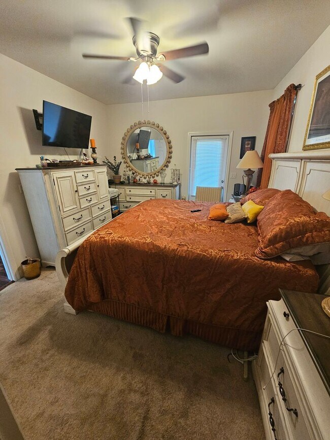 Building Photo - 3 bdrm 2.5 bath in downtown area