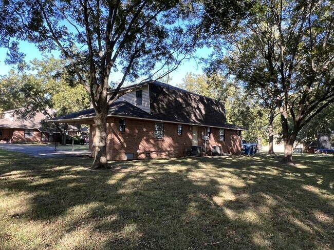 Building Photo - 1803 Thomas Ln