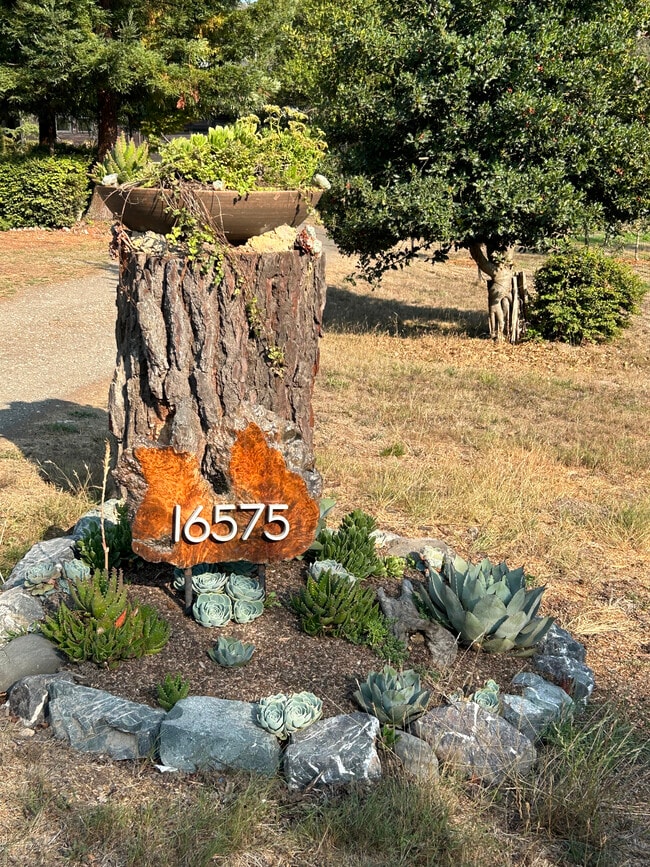 Driveway Entry Number - 16575 Franklin Rd