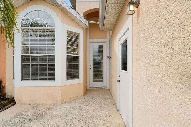 Building Photo - "Charming 3-Bed, 2-Bath Condo Oasis in Orlando – 1,000 Sq Ft of Comfort!"