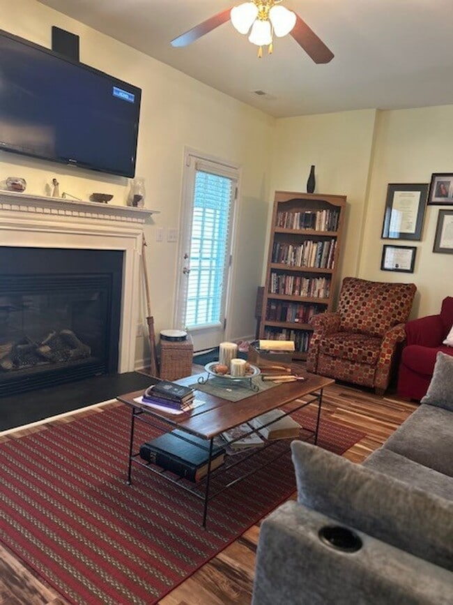 Building Photo - Townhome in Matthews