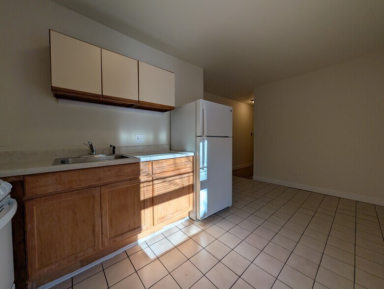 Building Photo - 813 W Cornelia Ave