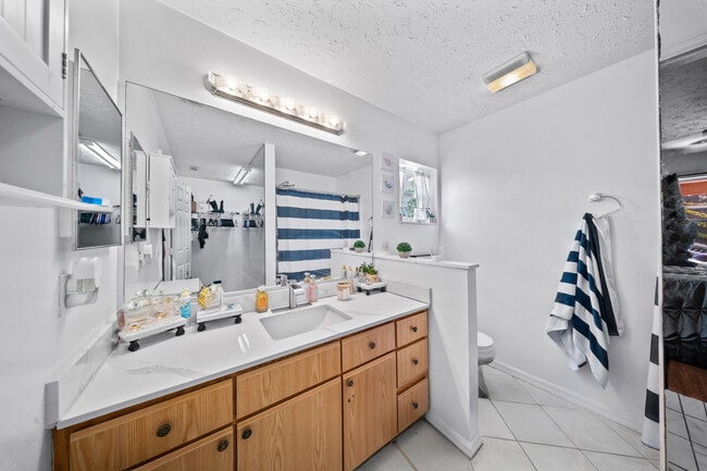 Building Photo - 5910 NW Bayou Ct