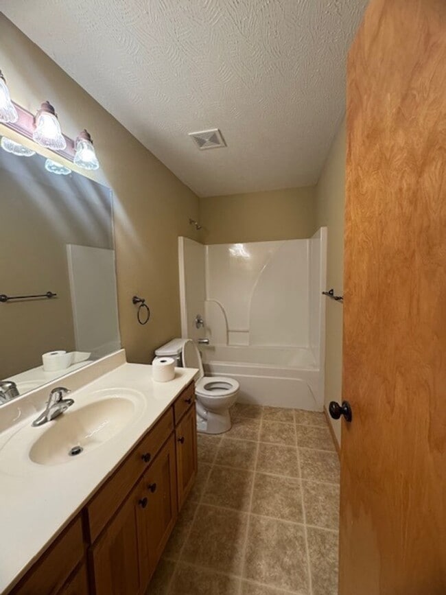 Building Photo - Southeast/Oak Grove Area!