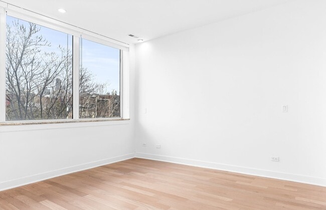 Building Photo - 914 W Hubbard St