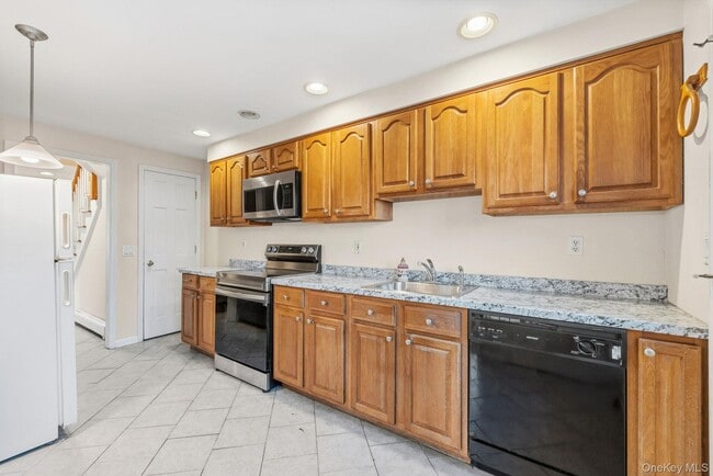 Building Photo - 983 Warren Ave