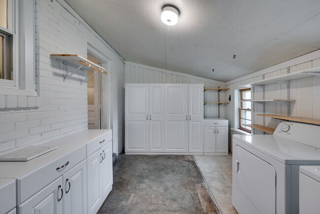 Building Photo - 2312 Modena Dr